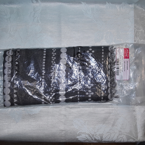 Thirty-One Keepin' Cozy Scarf - Picture 2 of 3